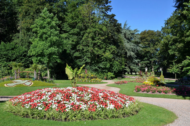 Обои картинки фото франция, природа, парк, газон, цветы, дорожка, деревья