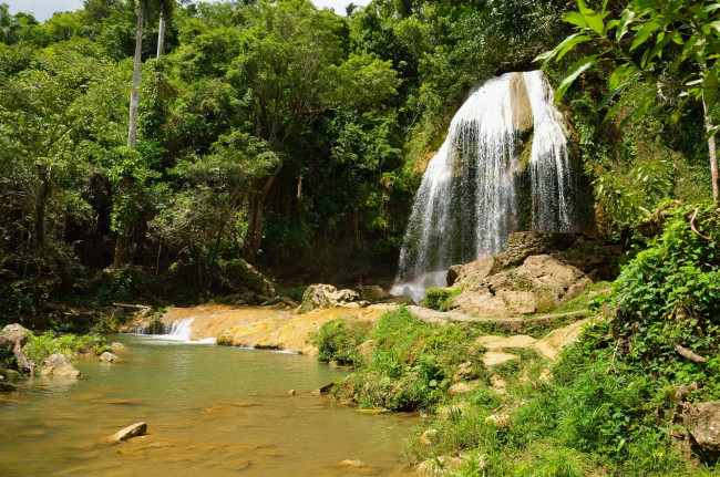 Обои картинки фото куба, природа, водопады, деревья, камни, трава, водоем