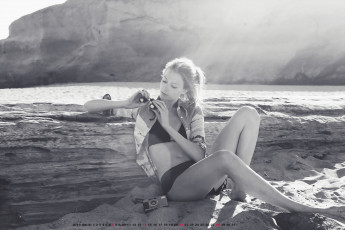 Картинка календари компьютерный+дизайн берег девушка фотоаппарат водоем 2019 calendar женщина камень сидит