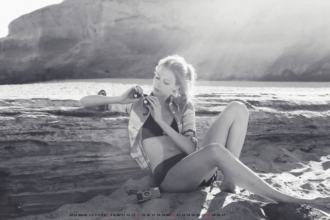 Обои картинки фото календари, компьютерный дизайн, берег, девушка, фотоаппарат, водоем, 2019, calendar, женщина, камень, сидит