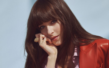 Картинка девушки dakota+johnson актриса шатенка лицо куртка