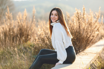 Картинка девушки -+брюнетки +шатенки взгляд на зрителя белый свитер брюнетка длинные волосы природа