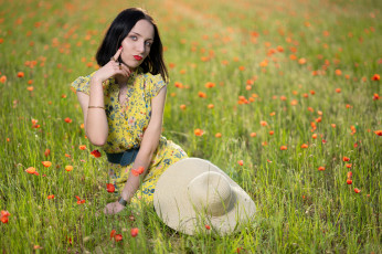 Картинка девушки -+брюнетки +шатенки брюнетка луг маки шляпа