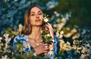 Картинка девушки -+брюнетки +шатенки шатенка цветение ветки