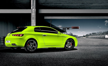 Картинка автомобили alfa+romeo зеленый дорога