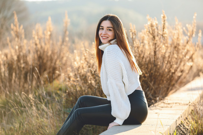 Обои картинки фото девушки, - брюнетки,  шатенки, взгляд, на, зрителя, белый, свитер, брюнетка, длинные, волосы, природа