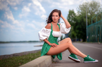 Картинка девушки -+брюнетки +шатенки блузка сарафан поза