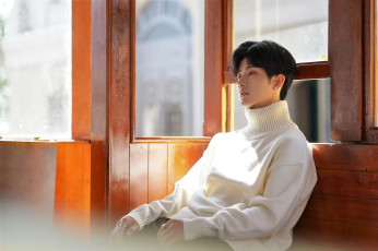 Картинка мужчины li+fei+richard актер свитер окно