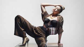 Картинка девушки gigi+hadid поза шпильки сумочка модель