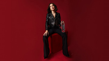 Картинка девушки millie+bobby+brown брюки кожаная куртка