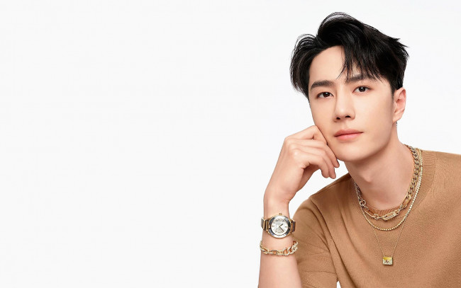 Обои картинки фото мужчины, wang yi bo, актер, футболка, часы, украшения