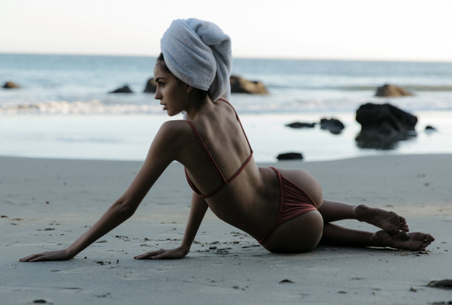 Обои картинки фото девушка - girl, девушки, - брюнетки,  шатенки, девушка, женщина, брюнетка, темноволосая, сексуальная, модель, звезда, позирует, разная, обувь, верхняя, стильная, одежда, нижнее, эротическое, бельё, трусы, лифчик, колготки, чулки, аксессуары, макияж, и, множество, элементов, на, фотографии, cameron, rorrison