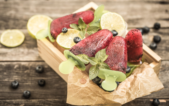 Обои картинки фото еда, мороженое,  десерты, мята, цитрусы