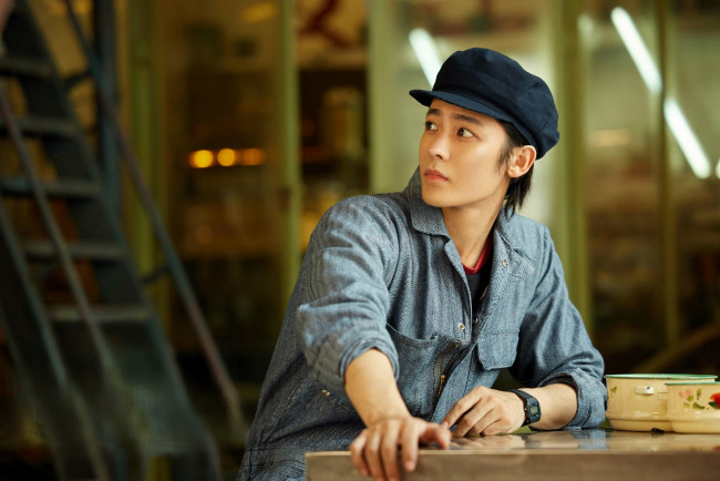 Обои картинки фото кино фильмы, young babylon, парень, кепка, роба, стол, лестница