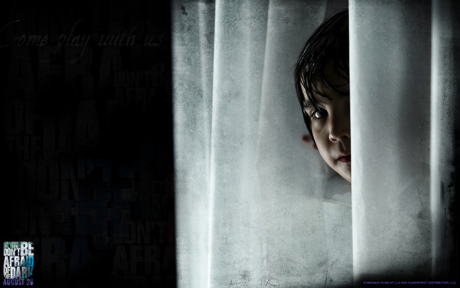 Обои картинки фото don`t, be, afraid, of, the, dark, кино, фильмы, выглядывает