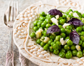 Картинка еда салаты закуски горох базилик вилка