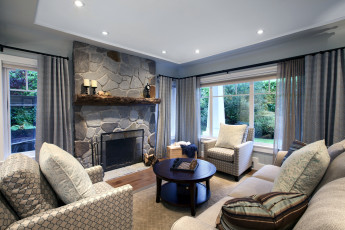 Картинка интерьер гостиная шахматы камин подушки столик диван кресла