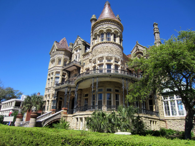 Обои картинки фото bishop`, palace, galveston, usa, города, дворцы, замки, крепости, газон, замок, деревья
