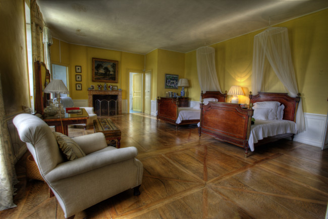 Обои картинки фото интерьер, спальня, кровати, балдахин, кресло, паркет