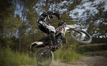 Картинка спорт мотокросс derbi