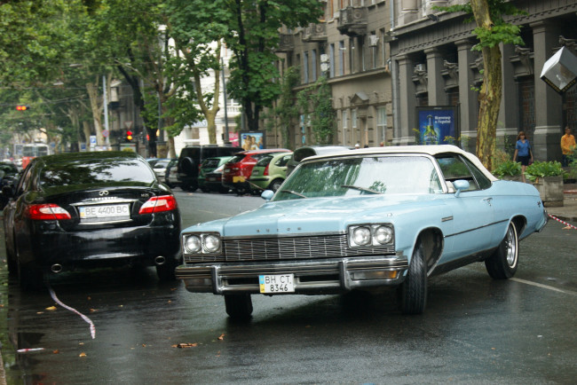 Обои картинки фото автомобили, выставки, уличные, фото, дома, деревья, улица