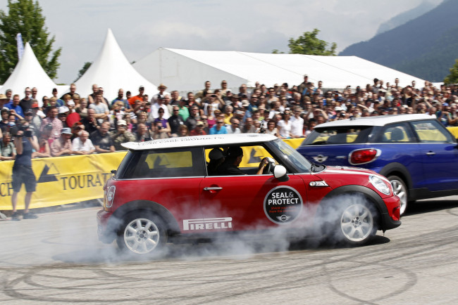 Обои картинки фото автомобили, выставки, уличные, фото, купер