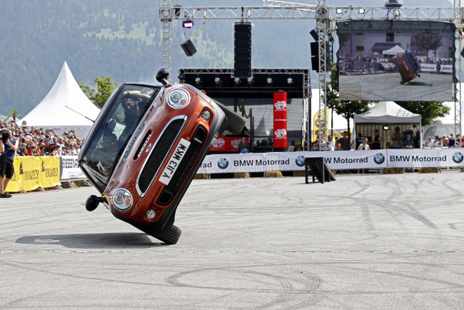 Обои картинки фото автомобили, выставки, уличные, фото, купер