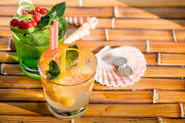 Обои картинки фото еда, напитки,  сок, сок, фрукты, стакан