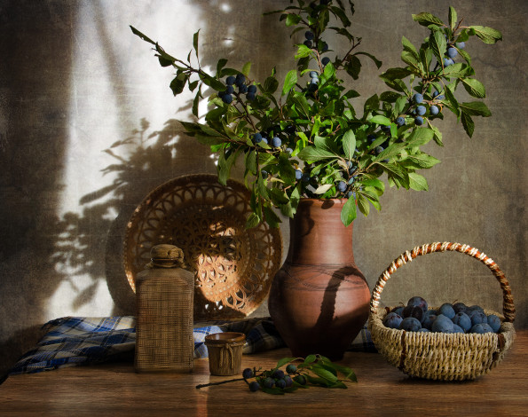 Обои картинки фото еда, персики,  сливы,  абрикосы, кувшин, корзина, штоф, тёрн, слива