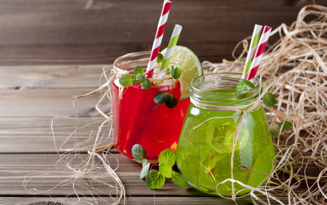 Обои картинки фото еда, напитки,  сок, juice, лайм, банки, напиток, мята, трубочки, cocktail