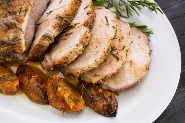 Обои картинки фото еда, мясные блюда, картофель, ветчина, розмарин, мясо