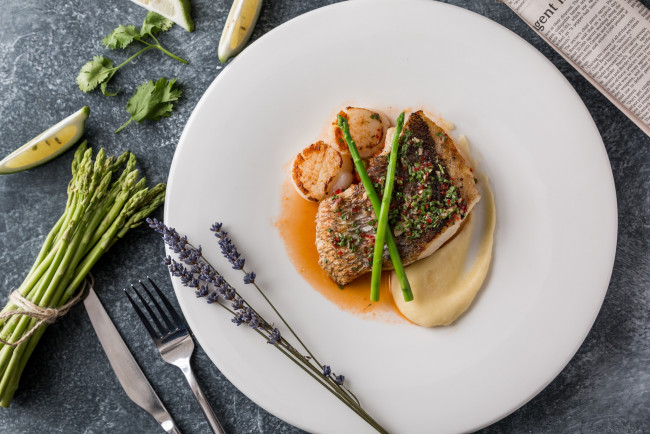 Обои картинки фото еда, мясные блюда, спаржа, мясо, лаванда