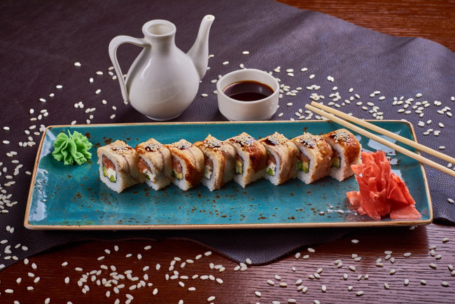Обои картинки фото еда, рыба,  морепродукты,  суши,  роллы, соус, суши, имбирь, роллы, кунжут
