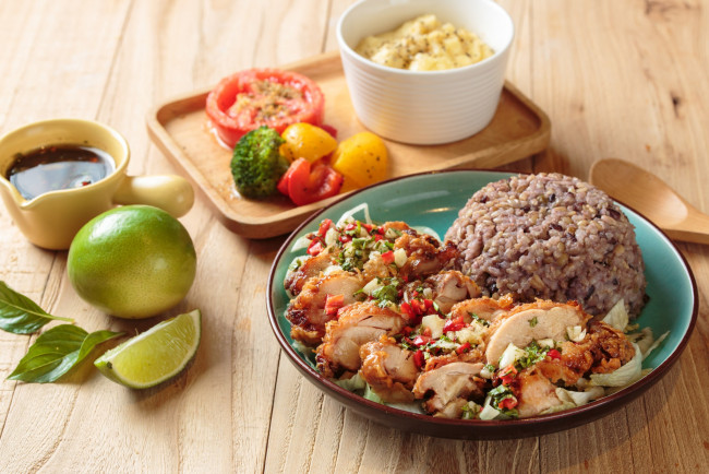 Обои картинки фото еда, вторые блюда, рис, мясо, лайм, соус, овощи
