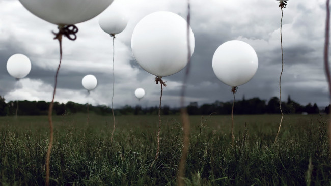 Обои картинки фото праздничные, шары, воздушные, небо, тучи, поле
