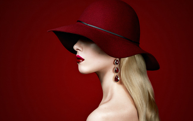 Обои картинки фото девушки, -unsort , лица,  портреты, красный, фон, шляпа, блондинка