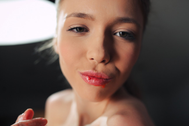 Обои картинки фото девушки, mila azul, девушка, губы, взгляд, фон