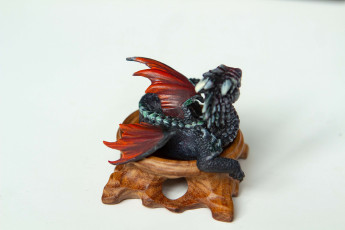 Картинка разное игрушки дракончик фигурка пень