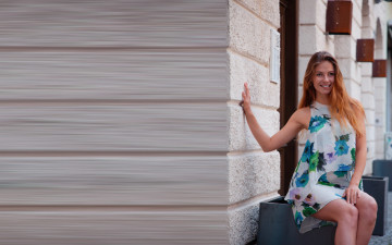 Картинка девушки jenna+kseniya рыжие волосы поза улыбка платье