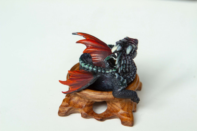 Обои картинки фото разное, игрушки, дракончик, фигурка, пень