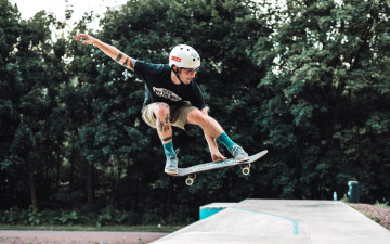 Картинка спорт скейтборд скейтбордист шлем очки борд прыжок