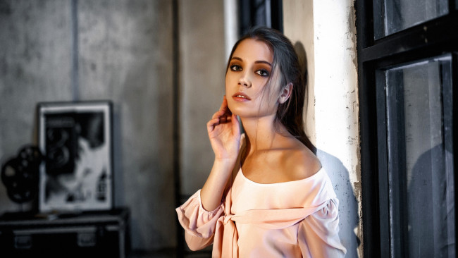 Обои картинки фото девушки, ксения кокорева, шатенка, лицо, стена, алексей, кошечкин, брюнетка, смотрит, на, зрителя, макияж, розовая, одежда, тени, для, век, в, помещении, чувственный, взгляд, обнаженное, плечо, трогает