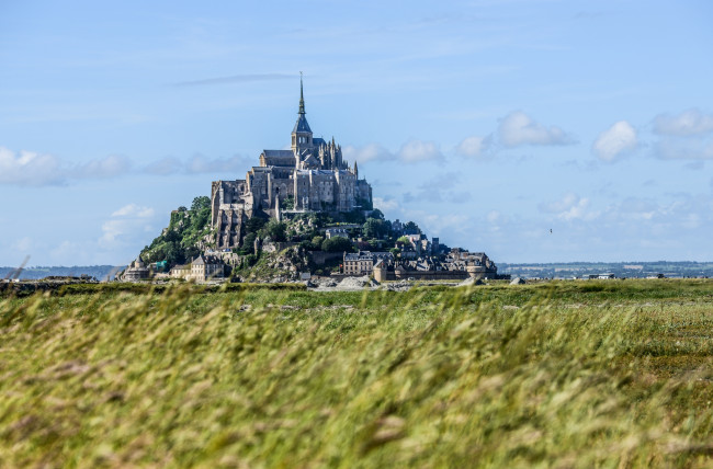 Обои картинки фото города, крепость, мон, сен, мишель, франция, поле, замок, аббатство