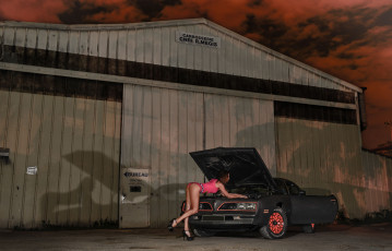 Картинка автомобили авто девушками ангар pontiac