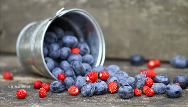 Обои картинки фото еда, фрукты, ягоды, ведерко, голубика, земляника