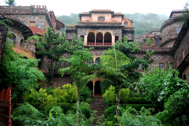 Обои картинки фото neemrana, fort, palace, индия, города, дворцы, замки, крепости, дворец, ландшафт