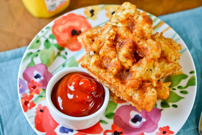 Обои картинки фото hash, brown, waffles, еда, блины, оладьи, тарелка, кетчуп, картофельные, вафли, соус