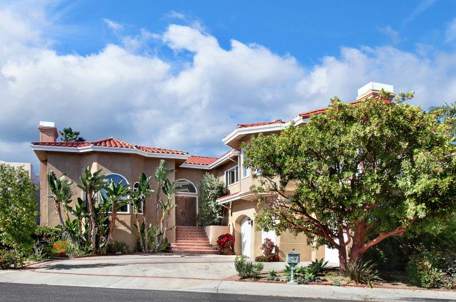 Обои картинки фото города, - здания,  дома, ландшафт, дом, кусты, деревья