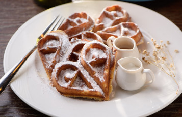 Картинка еда пирожные +кексы +печенье сахарная пудра десерт сердечка вафли соусники