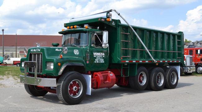 Обои картинки фото 1988 mack r-model triaxle dump, автомобили, mack, тяжелый, тягач, седельный, грузовик